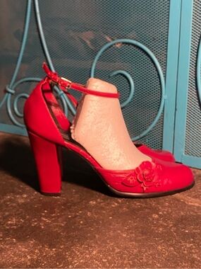 Dorothy Perkins UK bright red pumps,round toe,ankle strap,flowers,chunky heel 9